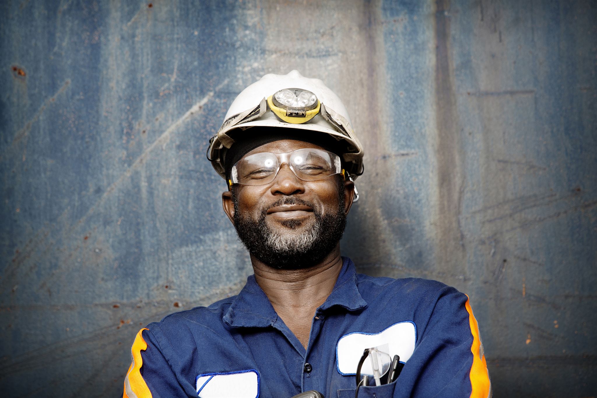 Close-up-of-male-worker-2
