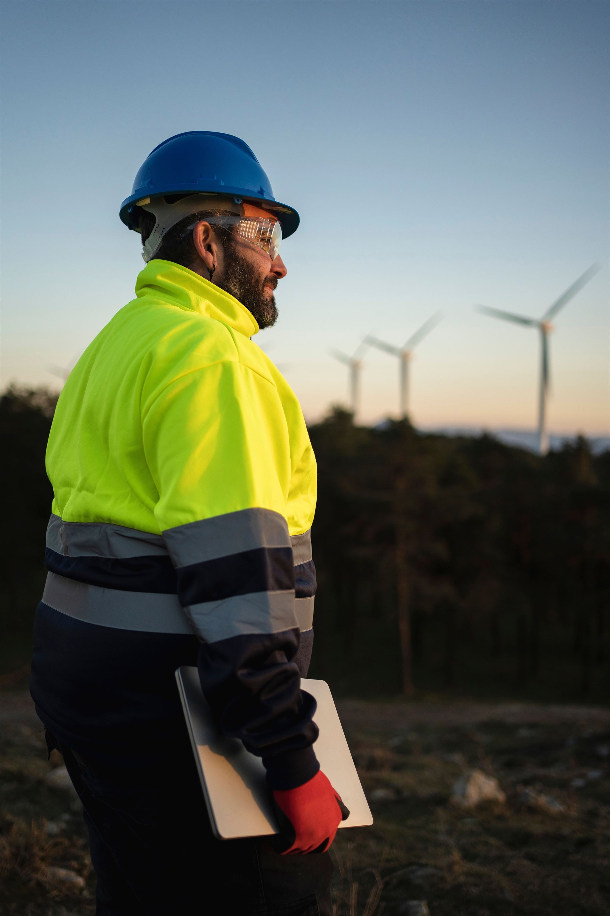 Man-wearing-safety-helmet-outdoors